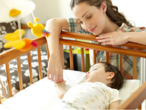 Cha mẹ cần làm gì khi trẻ đổ mồ hôi ở đầu và lưng khi ngủ